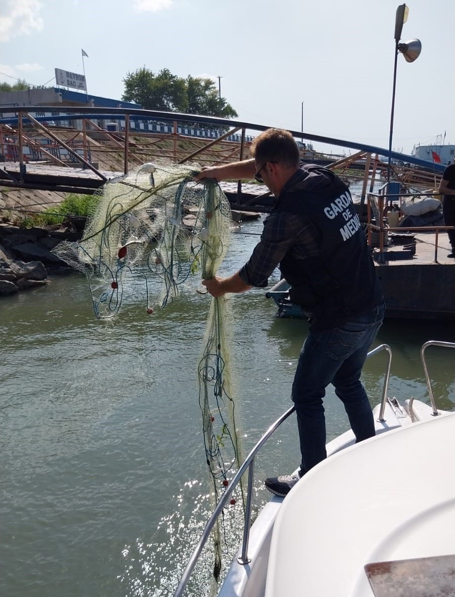 Pescari „trași pe dreapta”