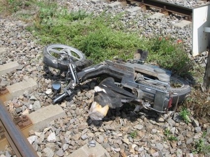 Scuteristă lovită de… tren!