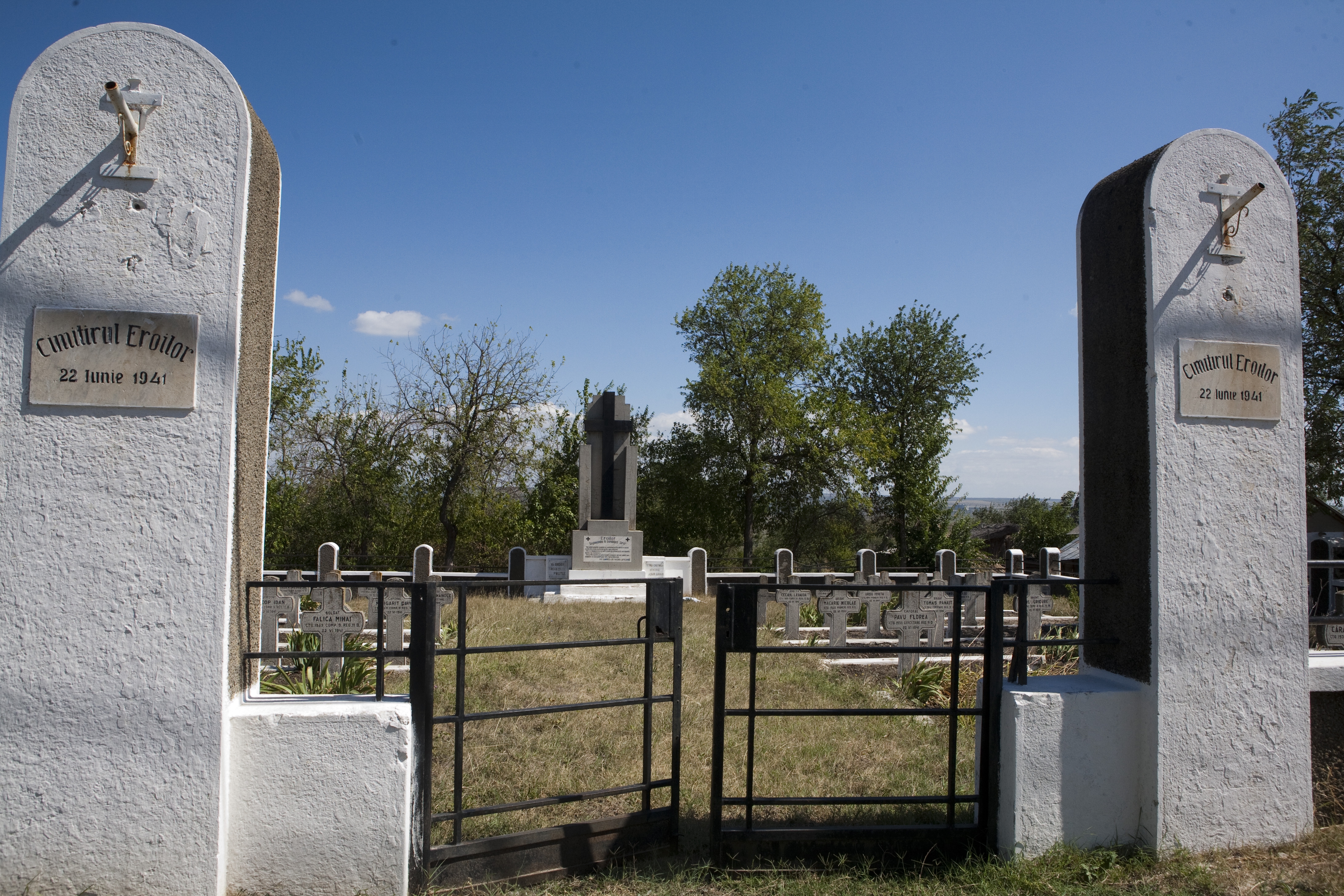 Cum se sărbătoreşte Ziua Eroilor în judeţ