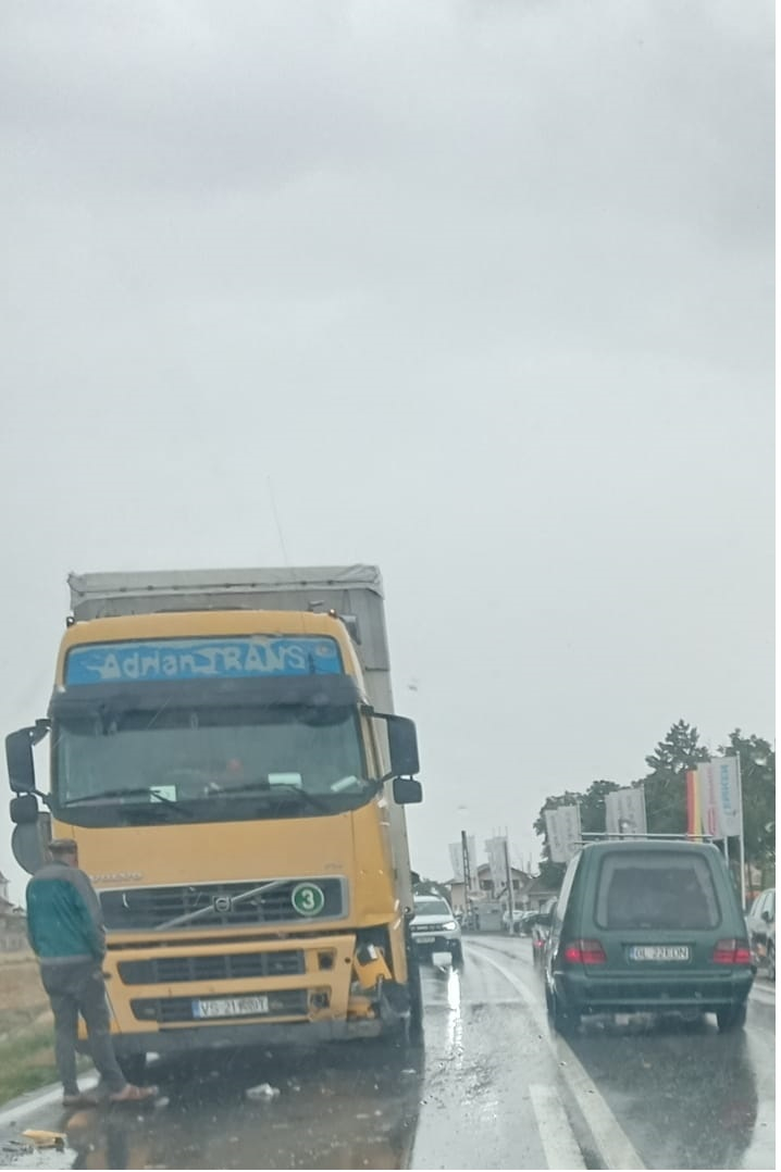 Trei răniți într-un accident cu trei mașini, pe DN 25