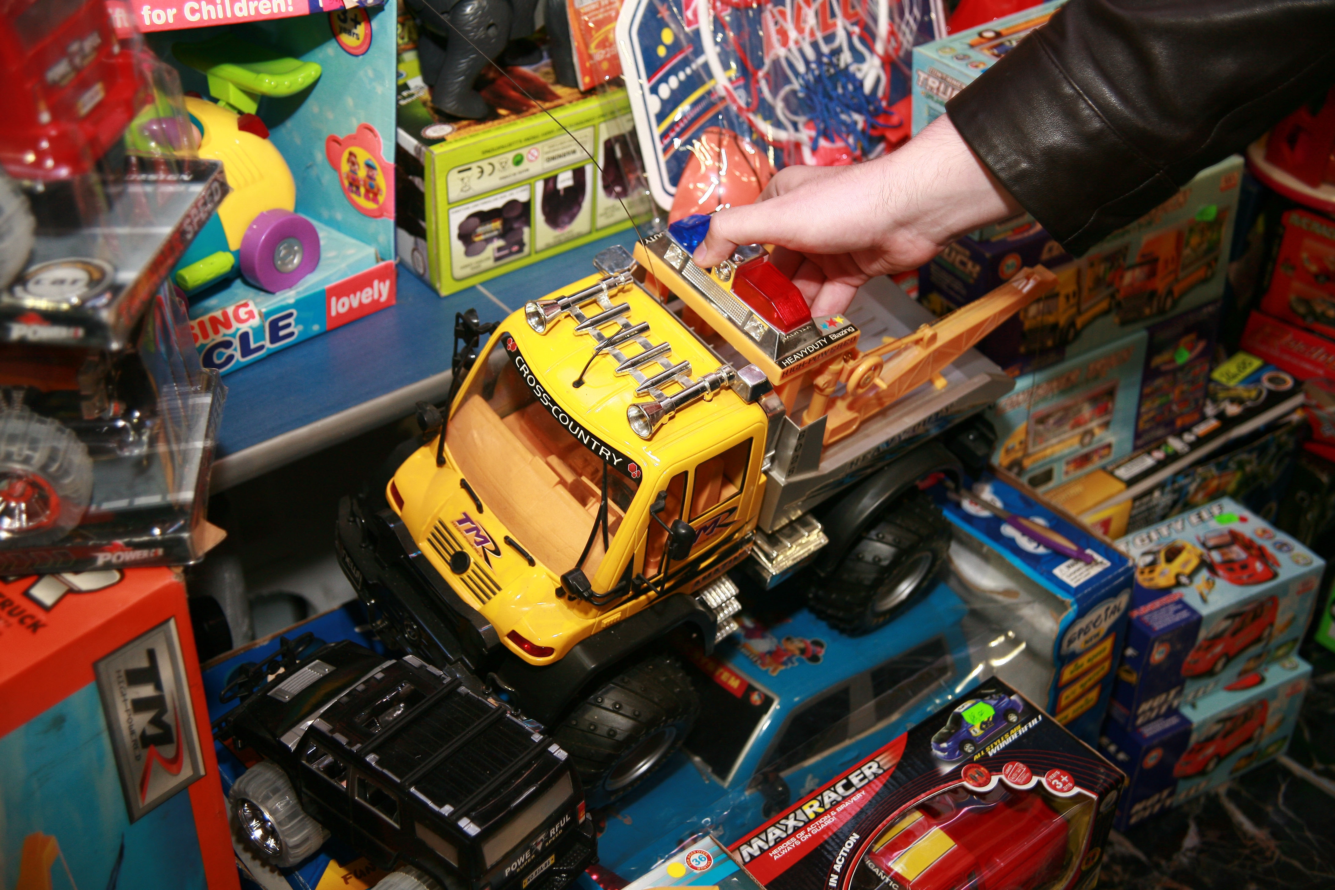 Atenţie, părinţi! Jucării şi alimente periculoase pentru cei mici 