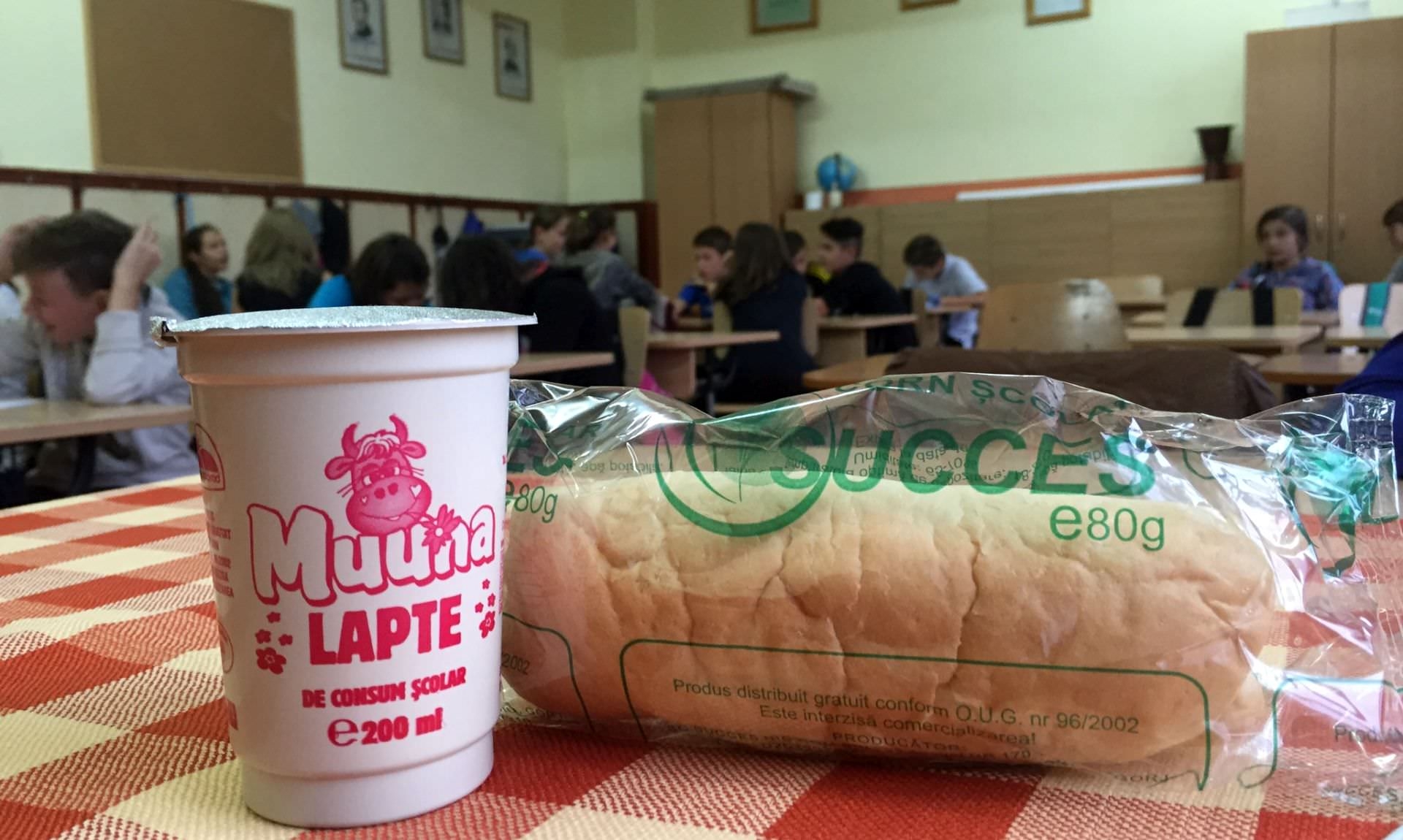 Pacheţelul celor 59.000 de elevi se lasă aşteptat | Cornul ajunge în şcoli în câteva zile, laptele – peste o lună