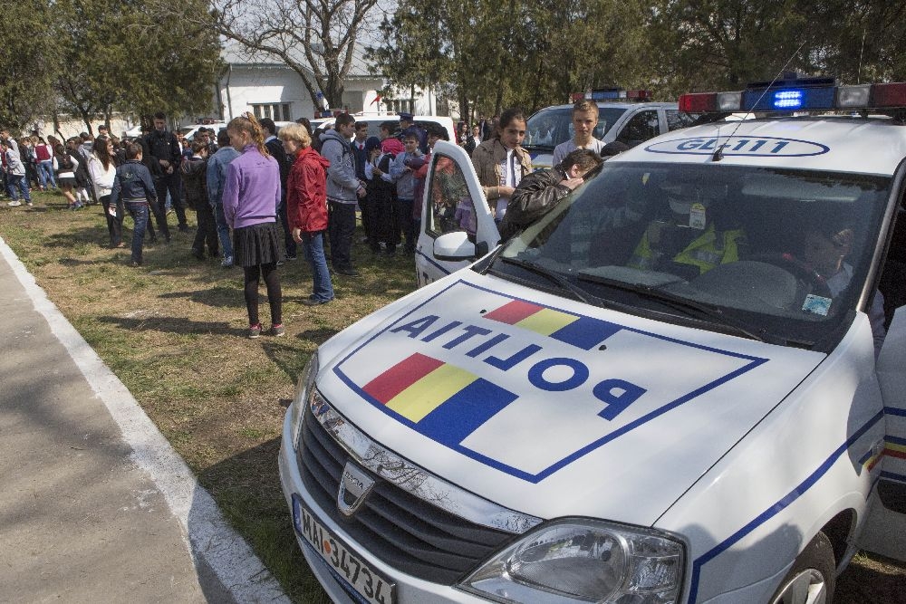 DESCINDERE a Poliţiei într-o ŞCOALĂ din Pechea