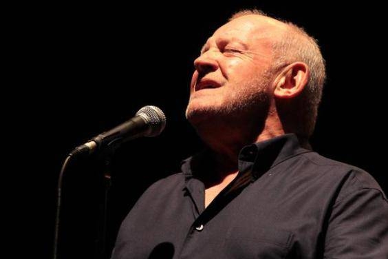 Joe Cocker vrea limuzină de lux şi pahare roşii pentru perioada pe care o va petrece la Bucureşti