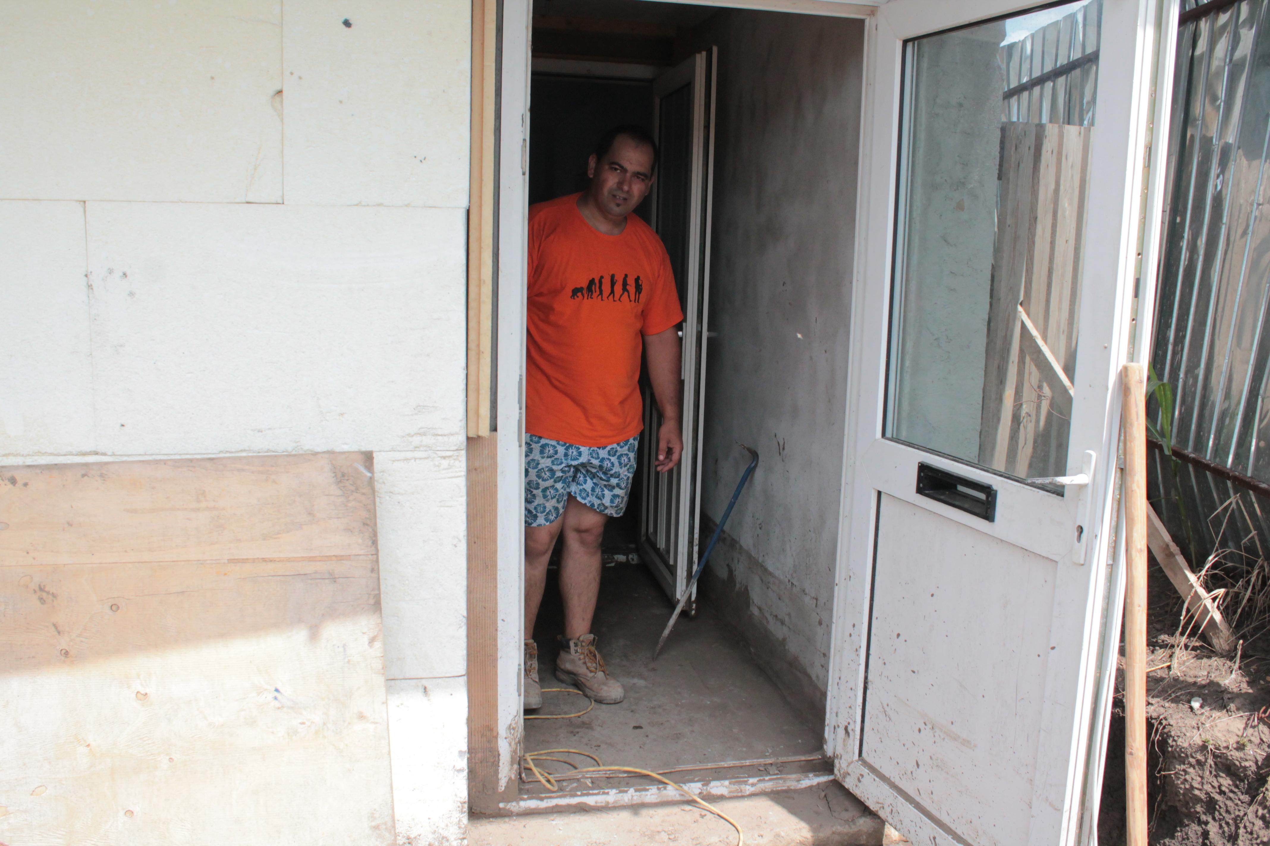 În loc de preot, i-a intrat apa în casă. N-a mai plouat aşa din 1991. REPORTAJ