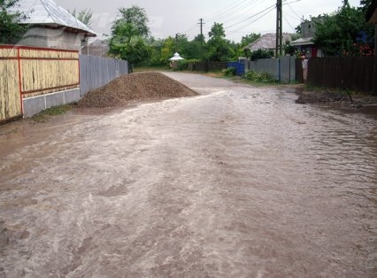 Rupere de nori plus lipsă canalizare egal dezastru. Valea Mărului a rămas fără drumuri