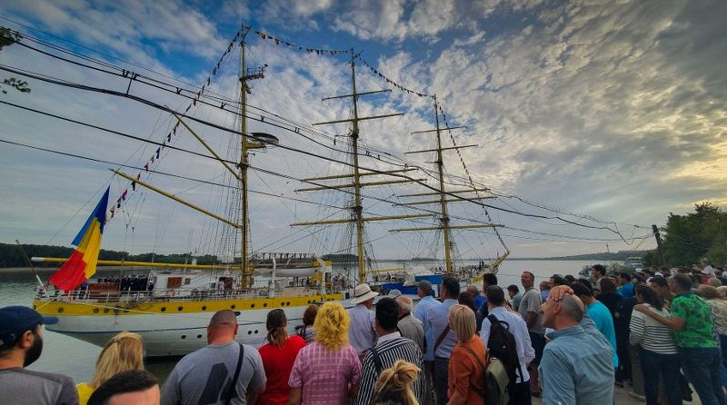 UPDATE. Mii de gălăţeni au salutat intrarea bricului „Mircea” în Portul Galaţi! (GALERIE FOTO)