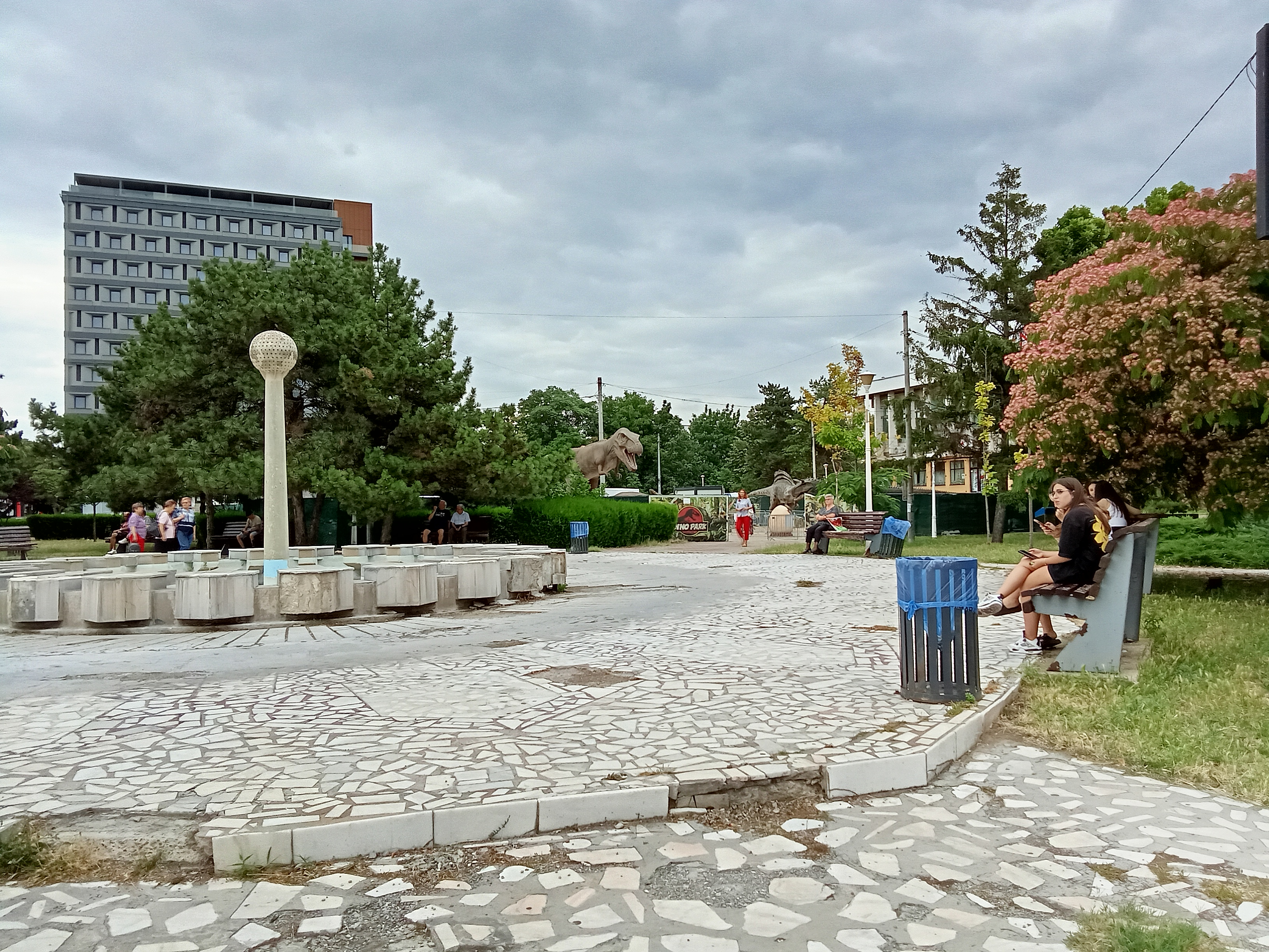 La Păpădia cheală cu dinozauri în parcare