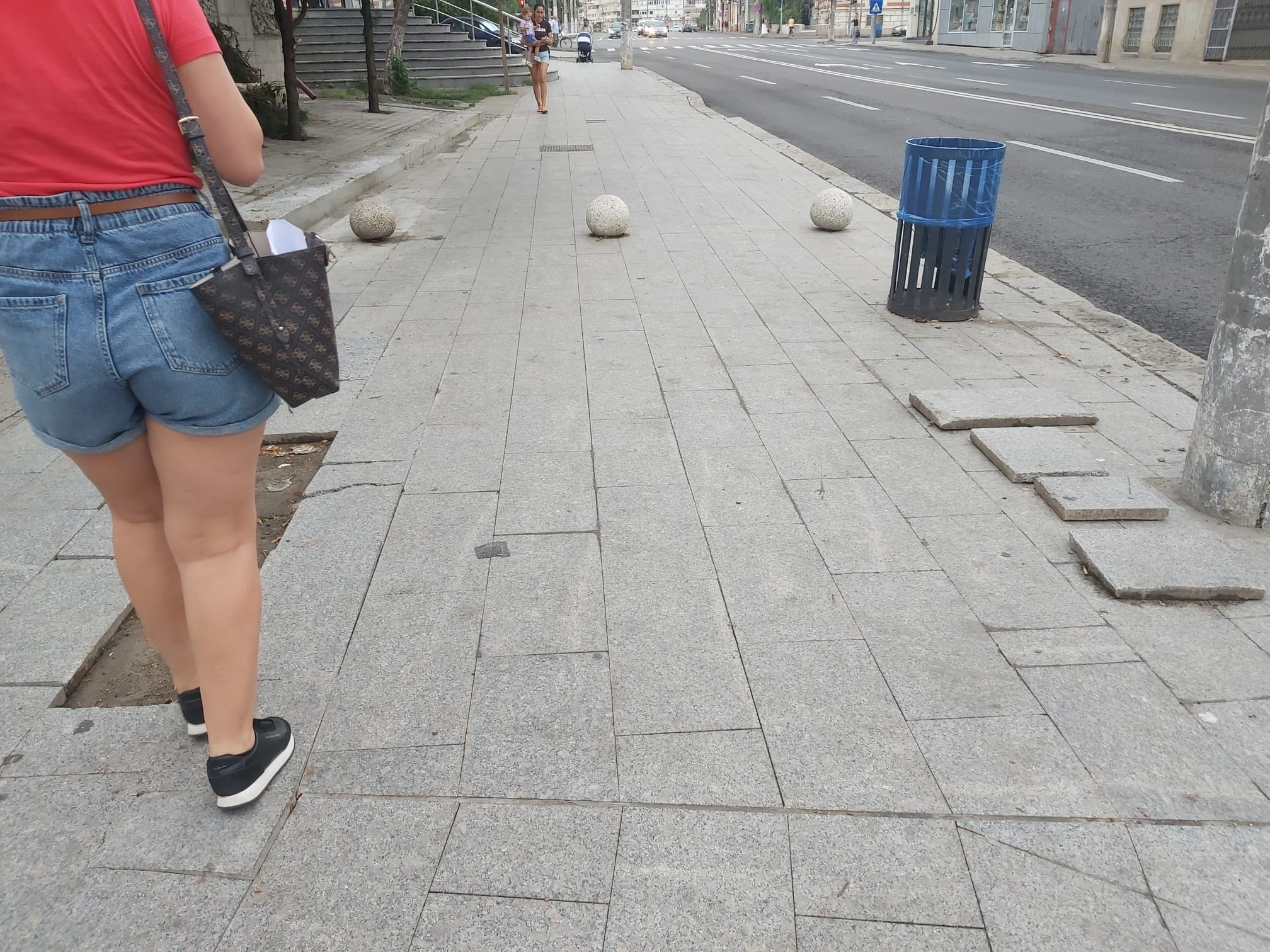 Trotuar recent modernizat, capcană în centrul Galaţiului (FOTO)