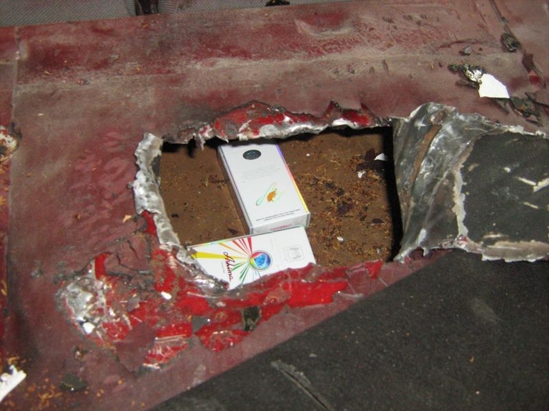 Descoperire la frontieră: Podeaua autoturismului, dublată cu ţigări de contrabandă