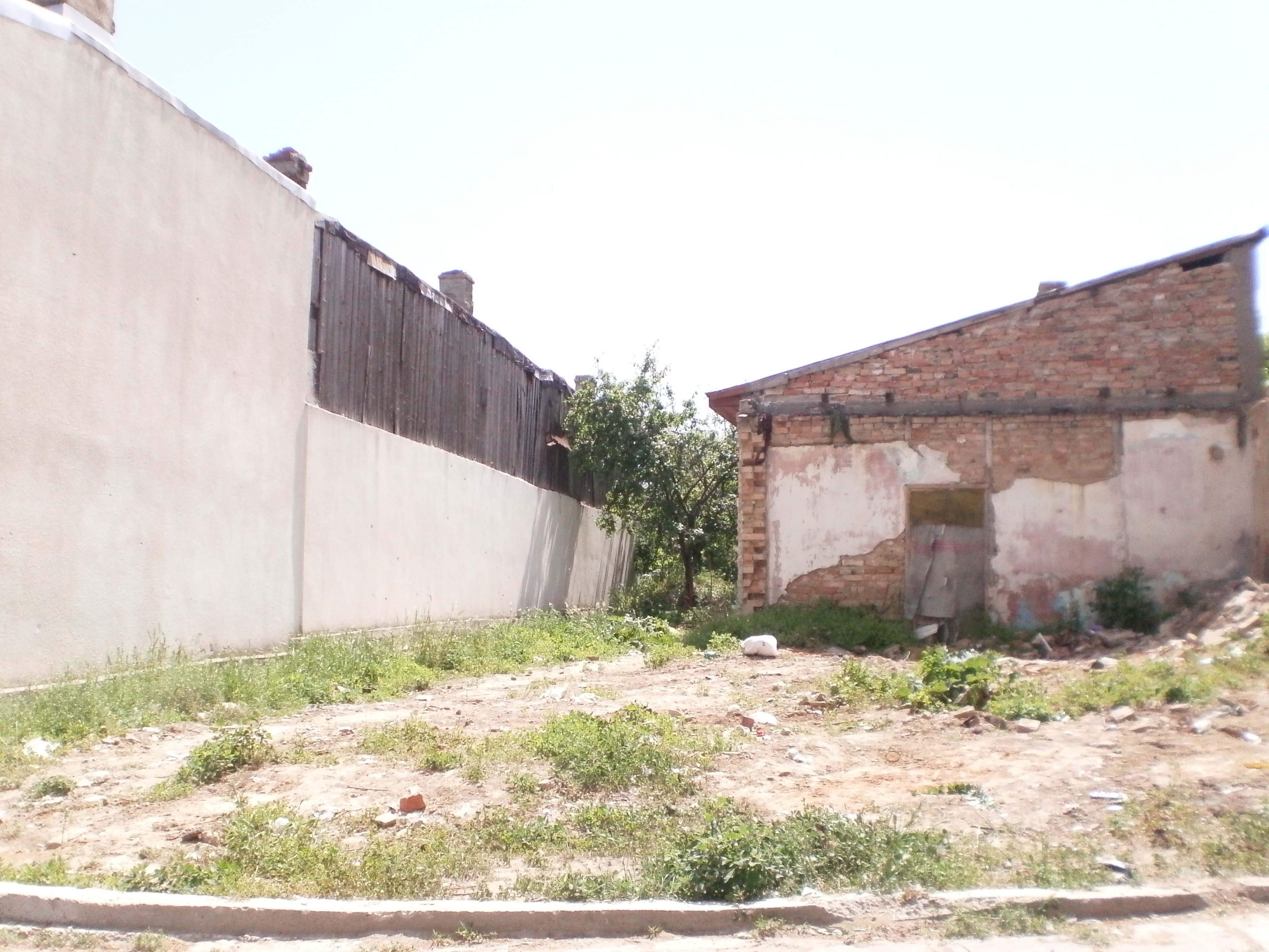 Primăria s-a conformat/ Mizeria cruntă de pe Tecuci 101 a fost ridicată