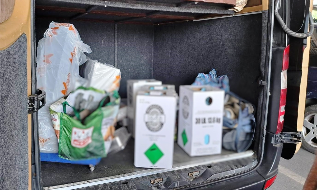 Butelii cu freon, descoperite într-un microbuz, la intrarea în ţară