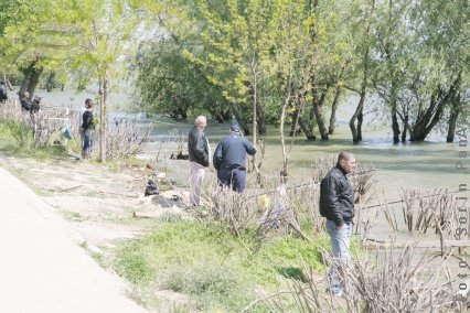 Faleza, plină de pescari - în plină prohibiţie