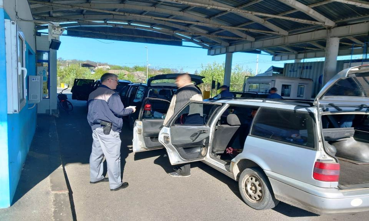 Ce sumă a scos un bărbat din buzunar pentru achiziționarea unor documente false