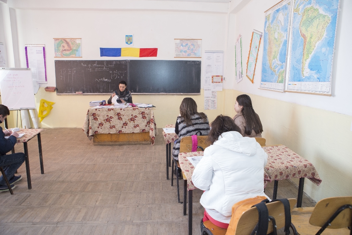 Unii copii vin la şcoală doar pentru corn şi lapte 