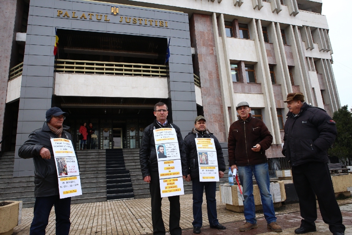 PROTEST în faţa Tribunalului Galaţi. IATĂ CE VOR manifestanţii