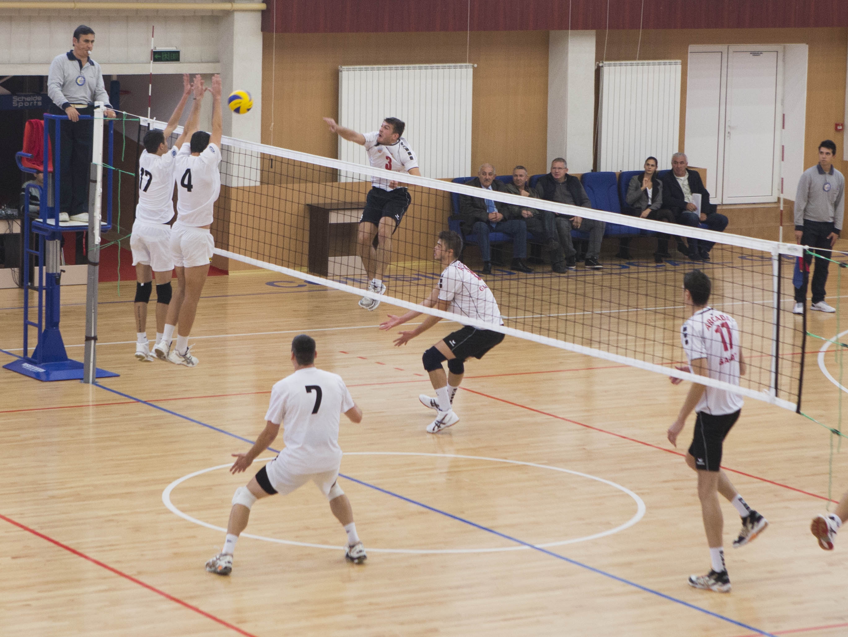 VOLEI / Arcada Galaţi joacă derbiul la Piatra Neamţ