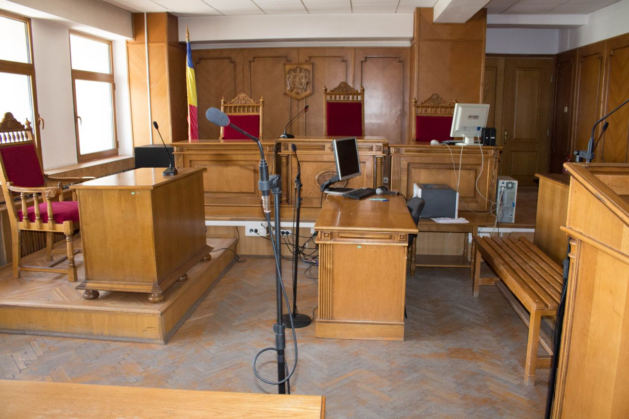 Liber la şpagă, furt din banul public şi fugă din ţară