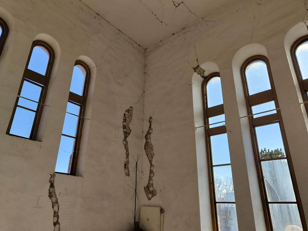 Crăpături de bagi degetul în tencuiala unui colegiu de elită. Cine răspunde în cazul unui cutremur? (FOTO)