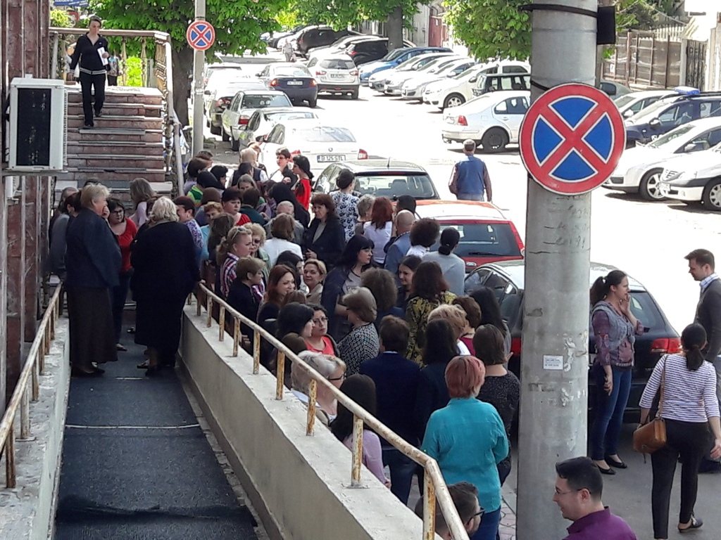 PROTEST spontan la Finanţele Publice din Galați