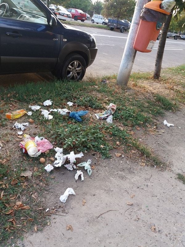 SESIZEAZĂ CITITORII „Vieţii libere”. Coşuri de GUNOI arhipline şi urât mirositoare, veşnicele probleme în Galați