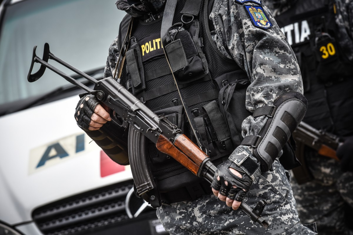 Percheziții pe urmele unei rețele cu tentacule naționale