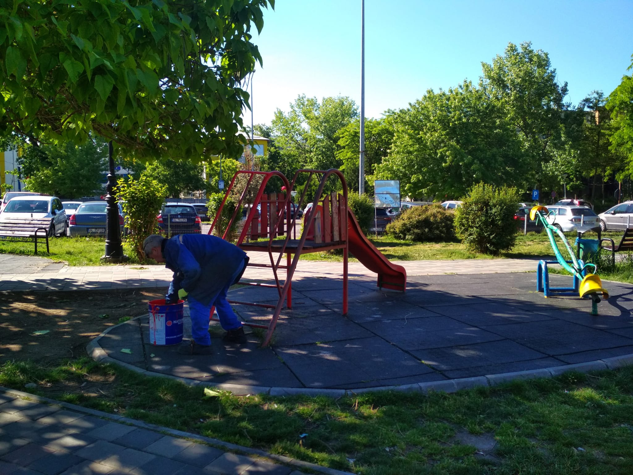 Poza zilei. O mână de vopsea pentru 1 Iunie