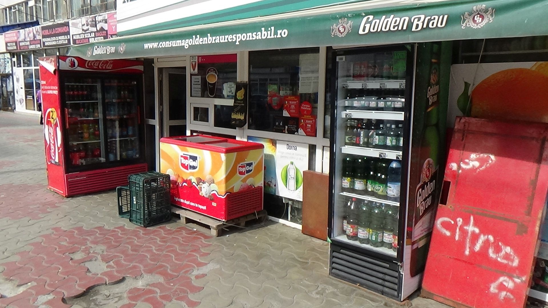 PRODUSE EXPIRATE de doi ani, vândute în apropierea ŞCOLILOR