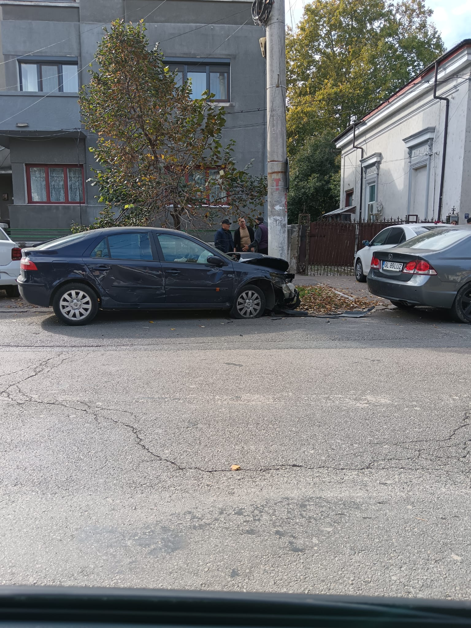 S-a oprit cu mașina în stâlpul public de iluminat