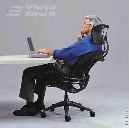 Cum stăm pe scaun la birou?
