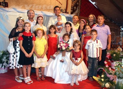 Un bunic fericit, cu 14 nepoţi