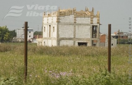 Peisaj cu terenuri şi case disponibile