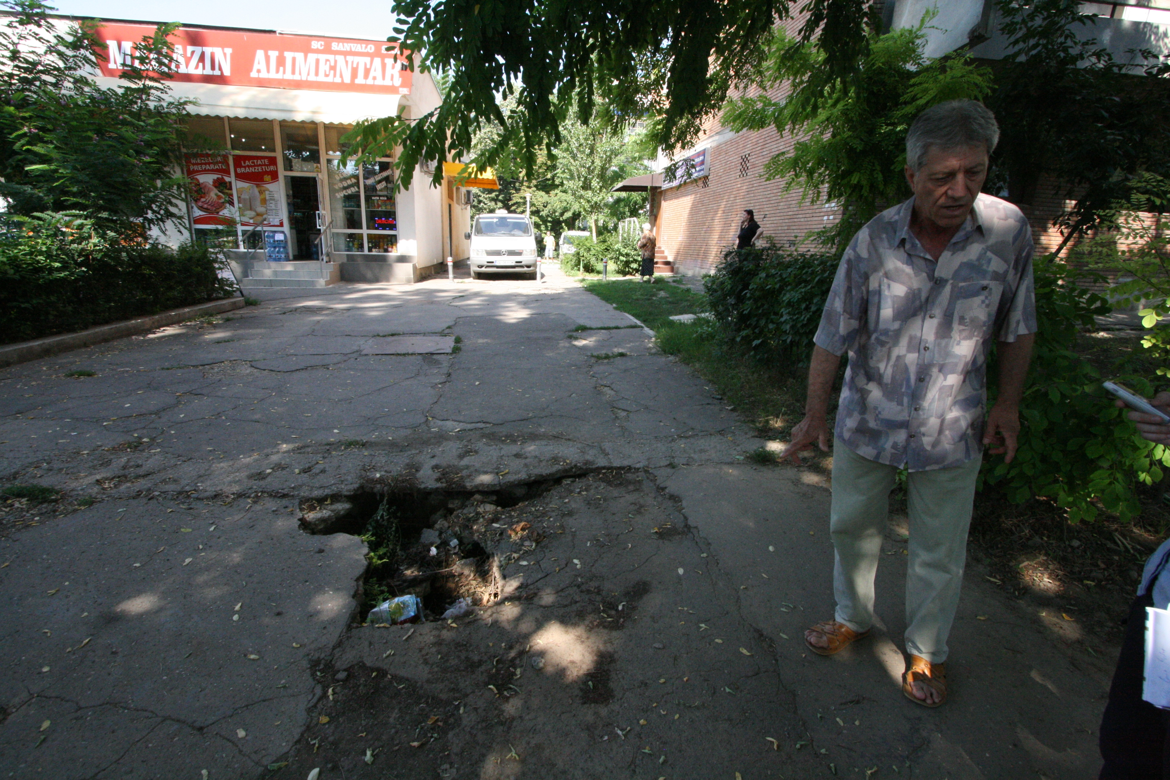 GALERIE FOTO / Ţiglina II - condiţii de Ev Mediu, taxe de secolul XXI. Case de centru fără acces la canalizare