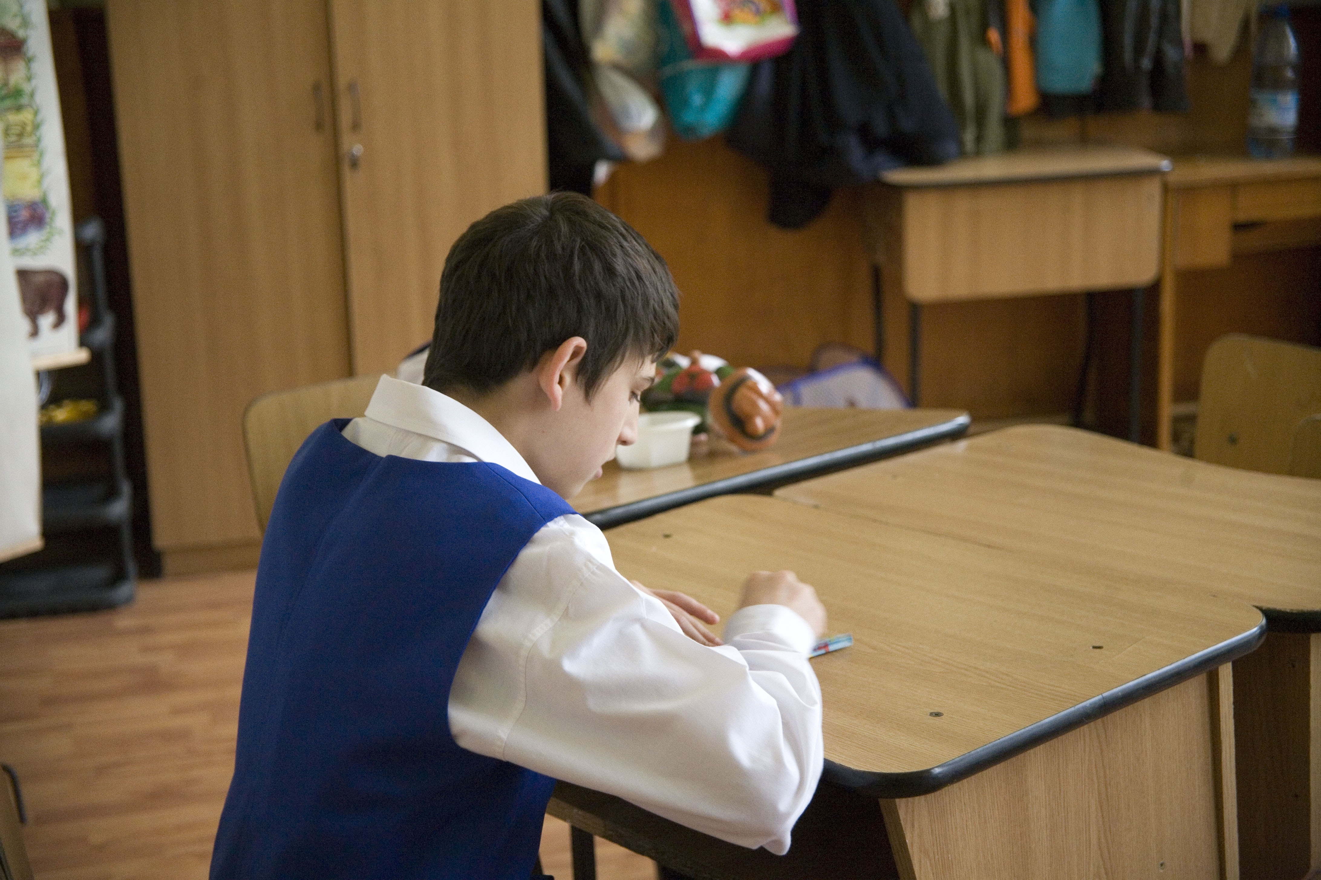 Peste 890 de elevi cu DEFICIENŢE merg la ŞCOALĂ