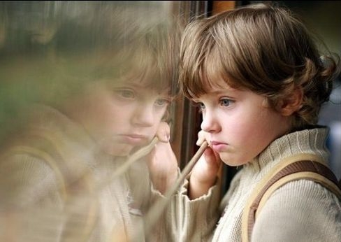 Abandonul afectiv. Dacă plecaţi din ţară luaţi şi copiii!