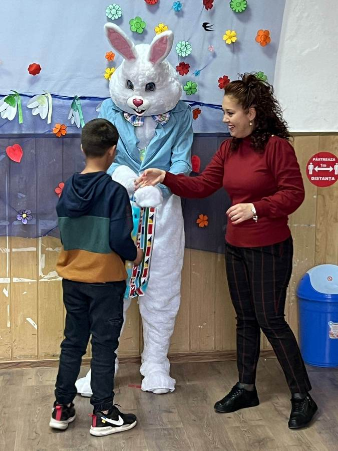 Daruri pentru copiii defavorizaţi de la şcoala din Suhurlui (FOTO)