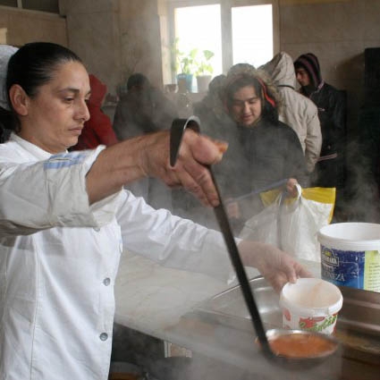 Oamenii străzii, hrăniţi mai bine decât bolnavii