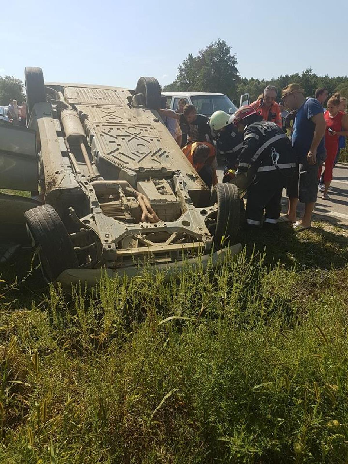 S-a răsturnat cu maşina pe drumul european