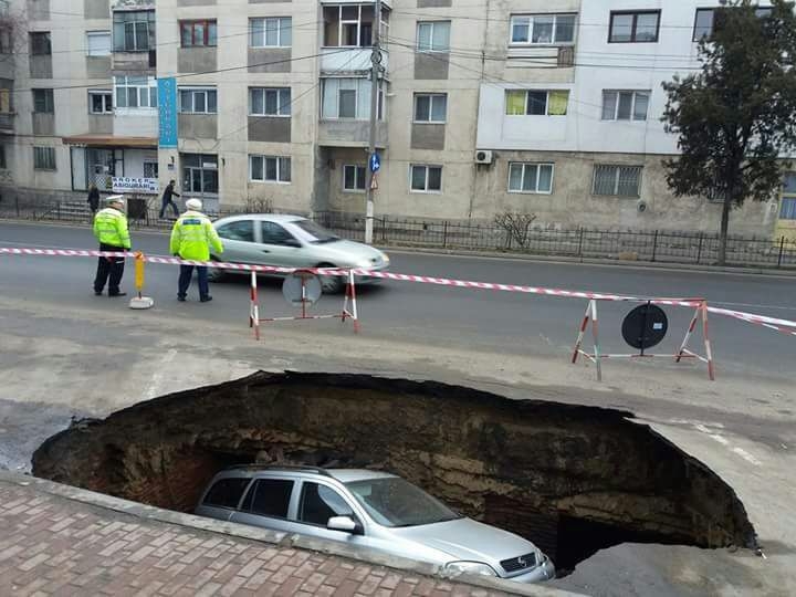 GROPZILLA de Râmnicu Sărat a înghiţit o maşină