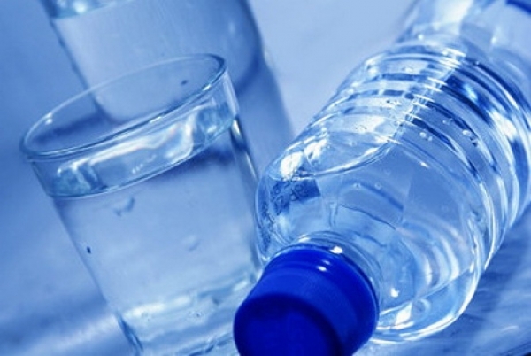 ATENŢIE LA ETICHETE! Ce trebuie să ştii despre sticlele de plastic din magazine