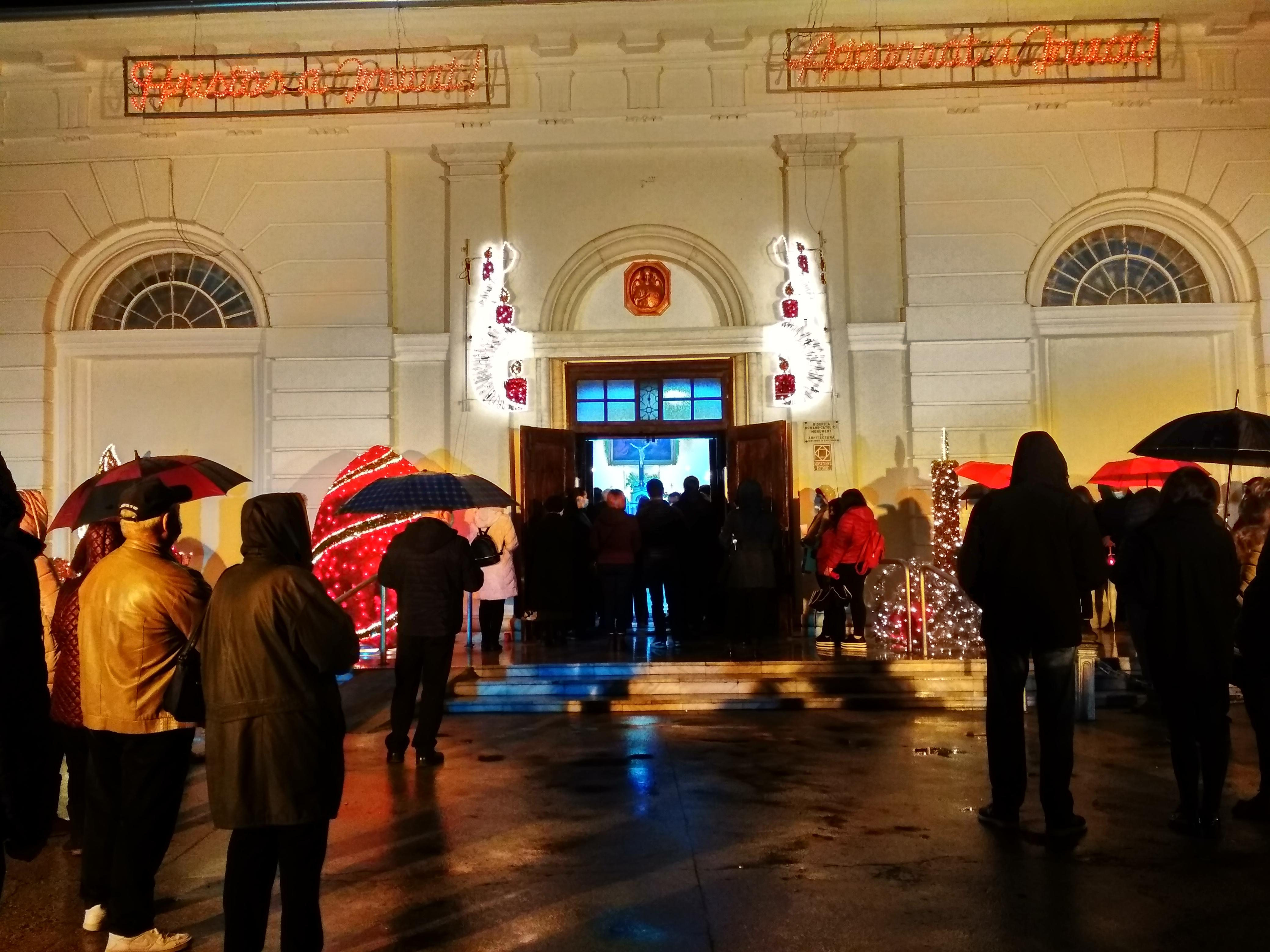 Paştele Romano-Catolic. Credinţa, mai puternică decât ploaia şi frigul