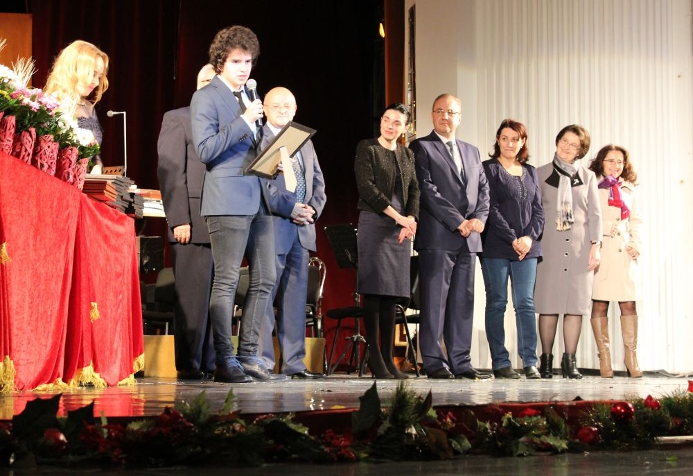 Excelenţa aduce şi bani/ Olimpicii internaţionali ai Galaţiului, răsplătiţi