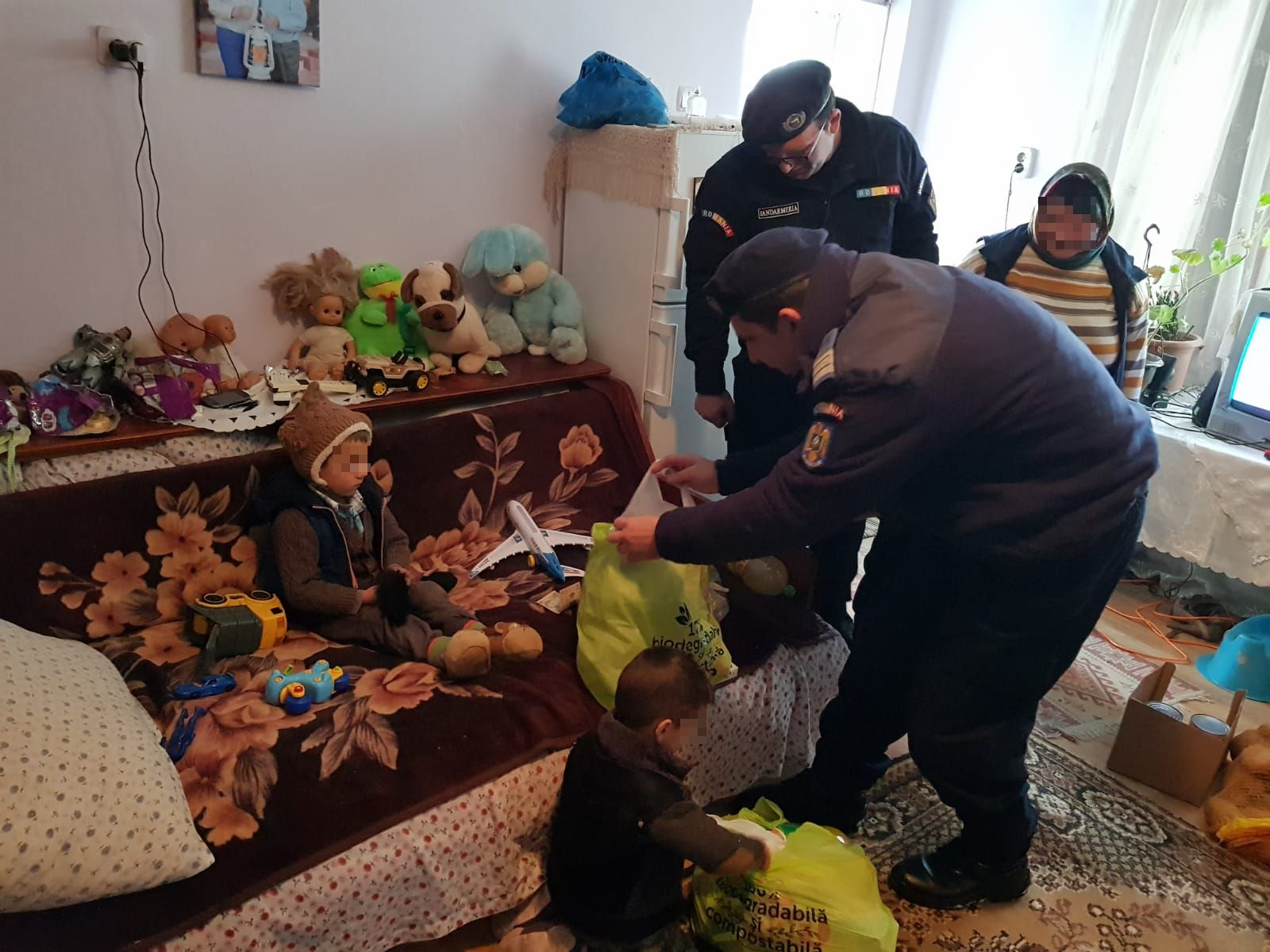 Crăciunei în uniformă pentru copiii necăjiţi