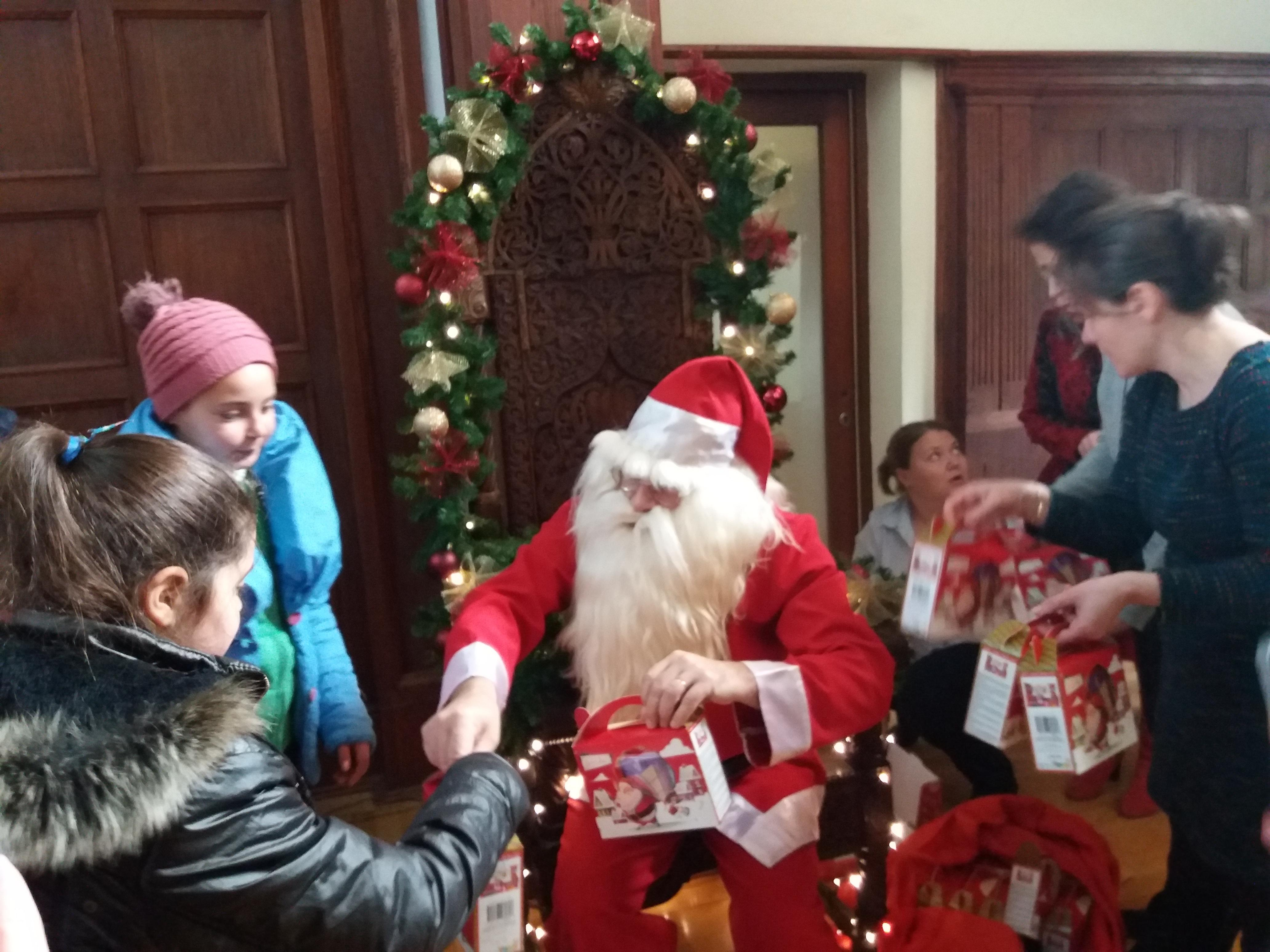 Copiii s-au întâlnit cu Moş Crăciun, la Consiliul Judeţean