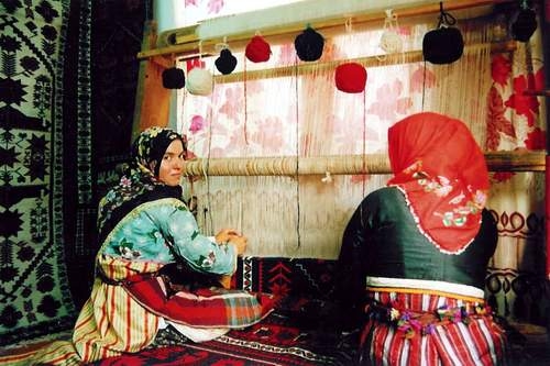 INEDIT/ Arta ţesutului de covoare turceşti, în expoziţie la Galaţi