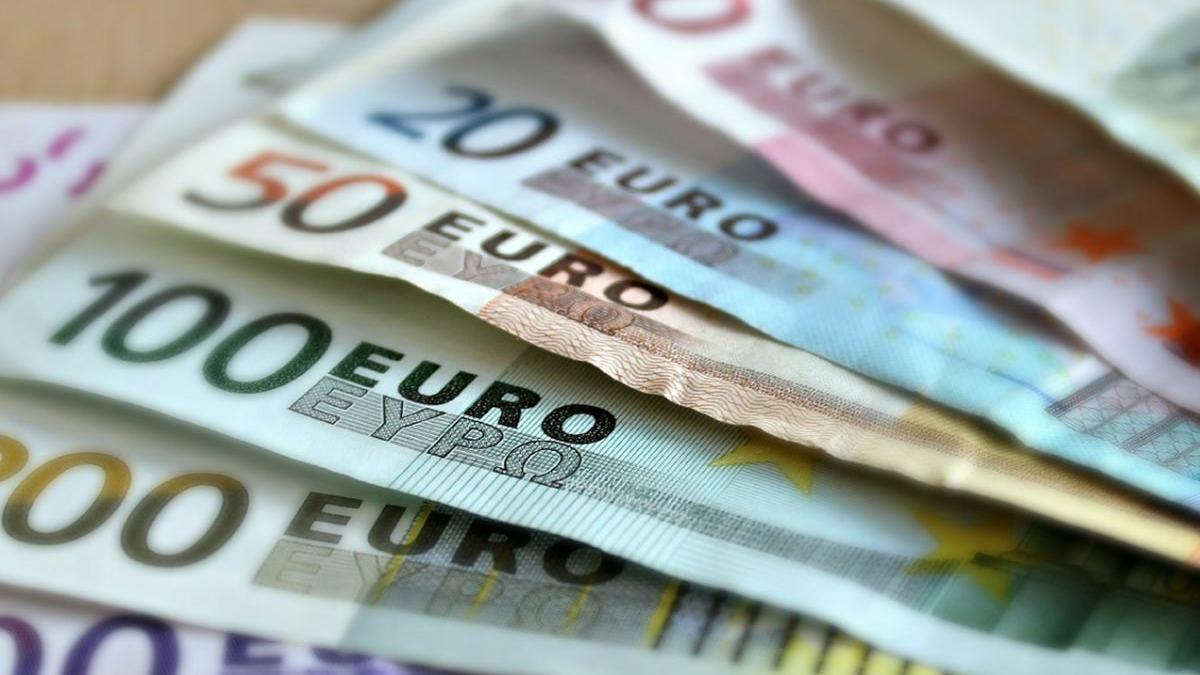 Euro a stagnat la 5,02 lei