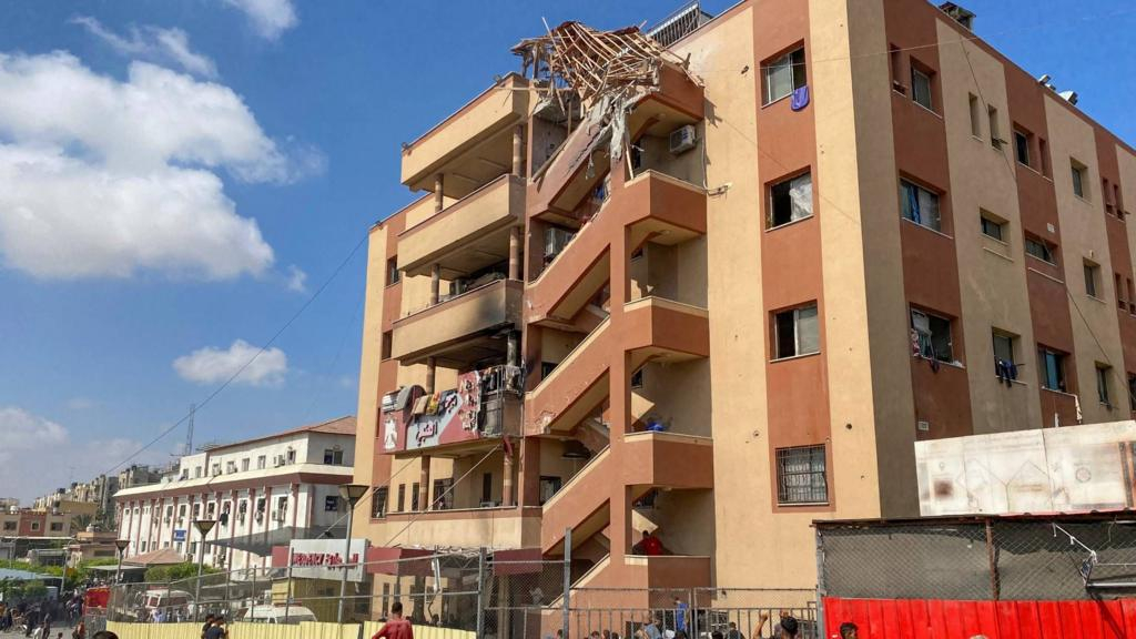 Douăzeci de oameni, printre care și cinci jurnaliști, uciși de un atac israelian asupra unui spital din Gaza