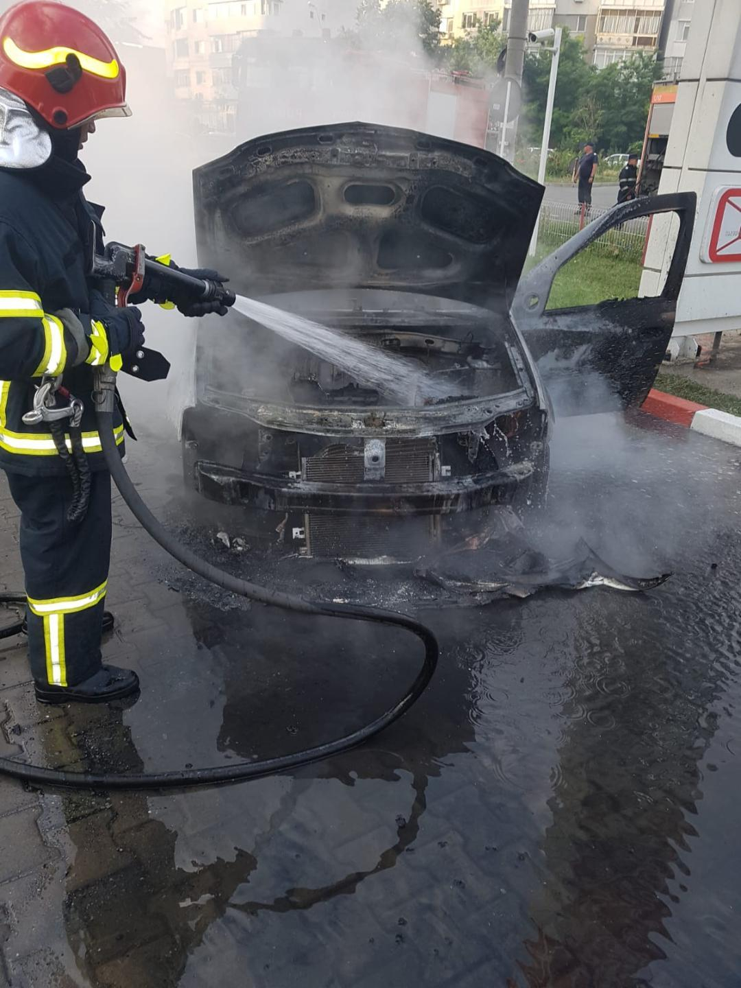 Taxi distrus de flăcări