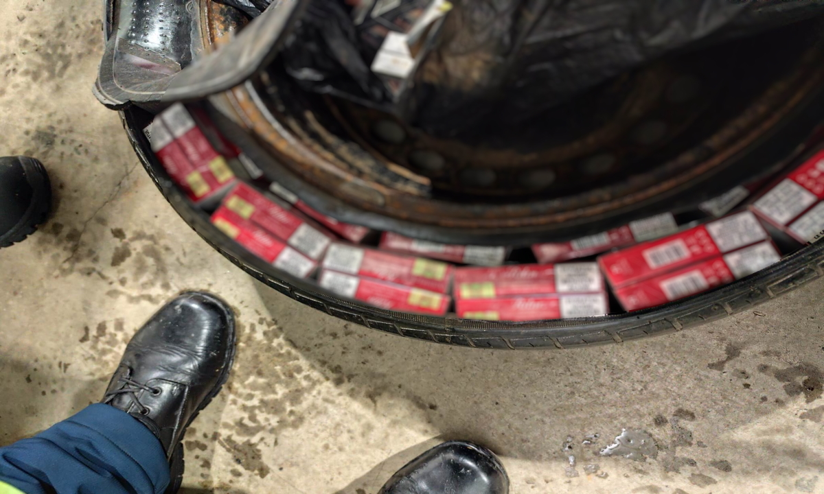 Țigări ascunse ca în filme, descoperite la vamă