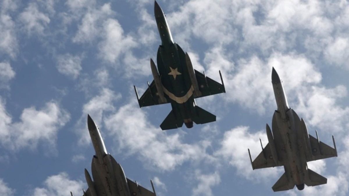 Luptă aeriană cu 125 de avioane implicate